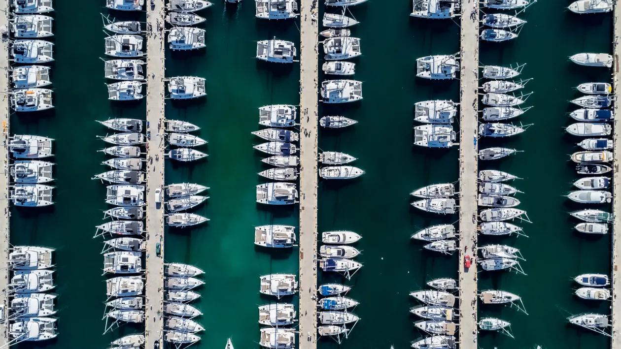 Vista aérea de una marina con decenas de embarcaciones amarradas
