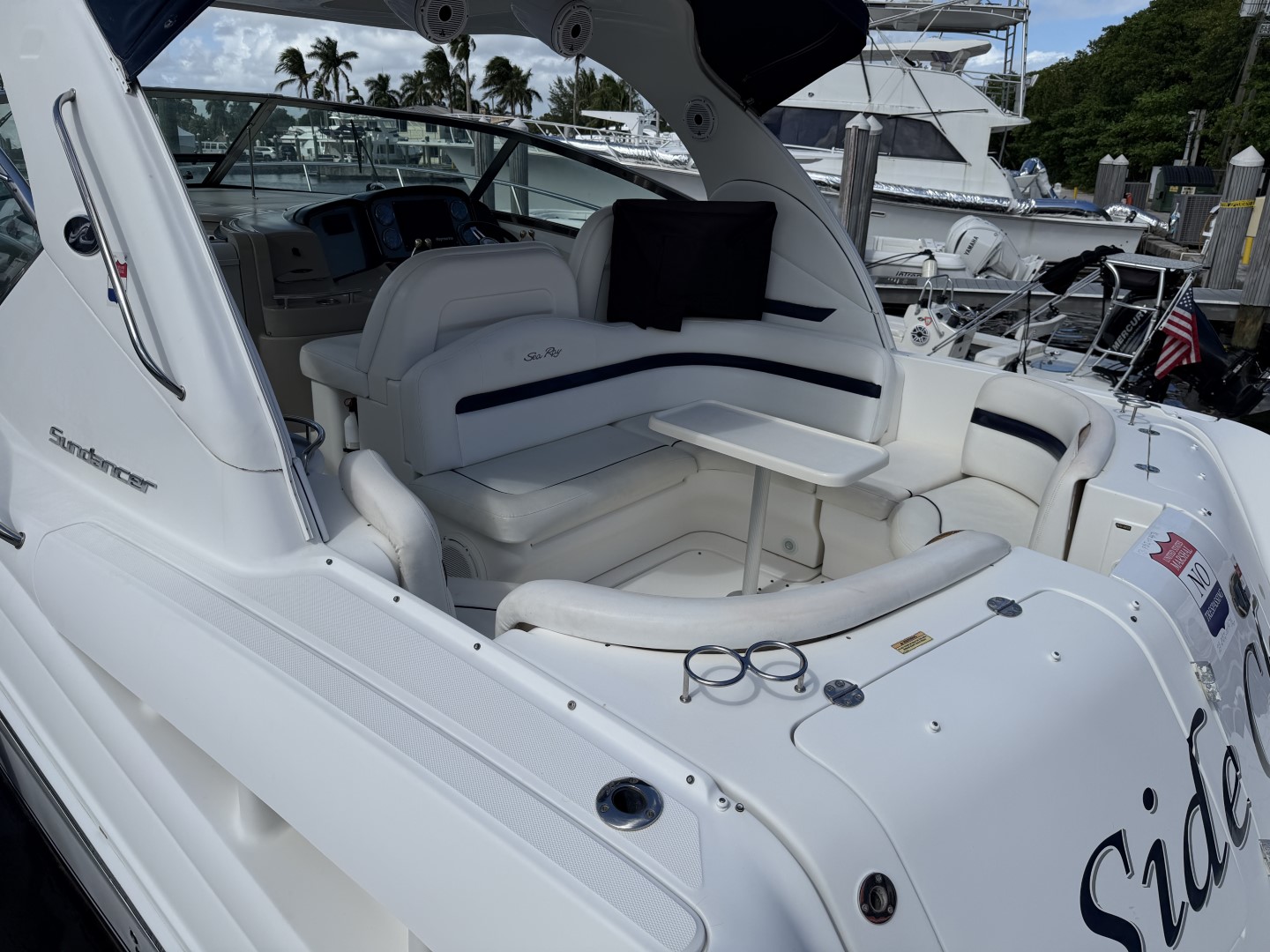 Baño de sol y cabina exterior del Sea Ray 380 Sundancer de 2007