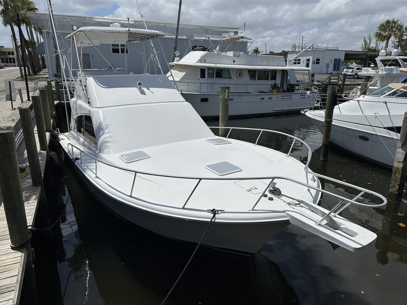Luhrs 40 Convertible de 2003 amarrado en una marina de Florida